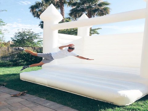 BOUNCE HOUSE FOR ADULTS! You can rent white and pink bounce houses in Arizona - ABC15 Digital