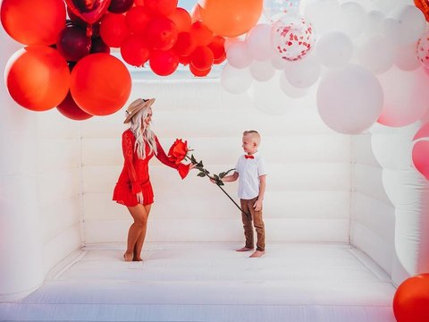 BOUNCE HOUSE FOR ADULTS! You can rent white and pink bounce houses in Arizona - ABC15 Digital