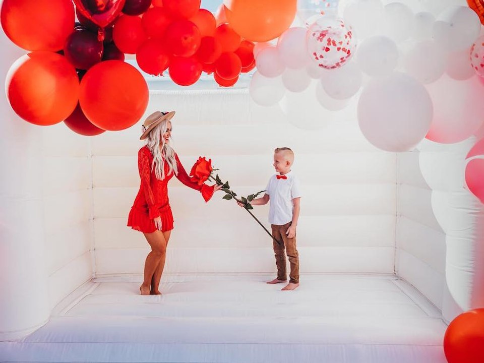 BOUNCE HOUSE FOR ADULTS! You can rent white and pink bounce houses in Arizona - ABC15 Digital