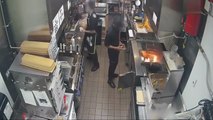 Un employé d'un fast-food a la mauvaise idée de balancer de la glace dans l'huile des frites qui prend feu