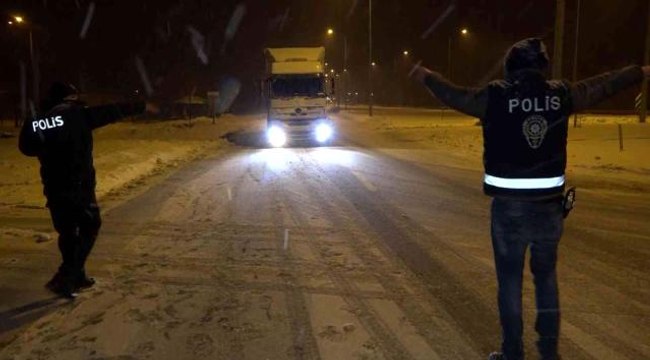Aksaray-Ankara karayolu kar ve tipi nedeniyle ulaşıma kapatıldı