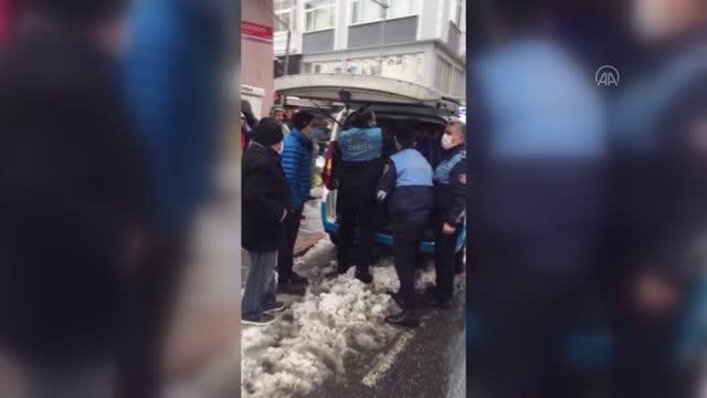 Beyoğlu zabıtası, Halk Ekmek büfeleri önünde soğukta bekleyen vatandaşlara ekmek dağıttı