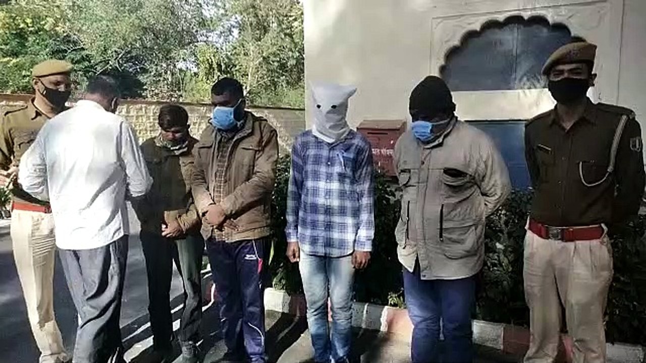 लूट के सात लाख रुपए आपस में बांट लिए थे, तीन ला...