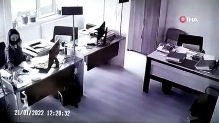 Önce kadın memura hakaret etti, ardından tartışmayı ayırmaya çalışan memura kafa attı