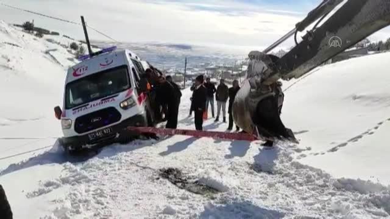 Son dakika haberleri... Tipi nedeniyle yolda kalan 2 ambulans ile 12 araç kurtarıldı