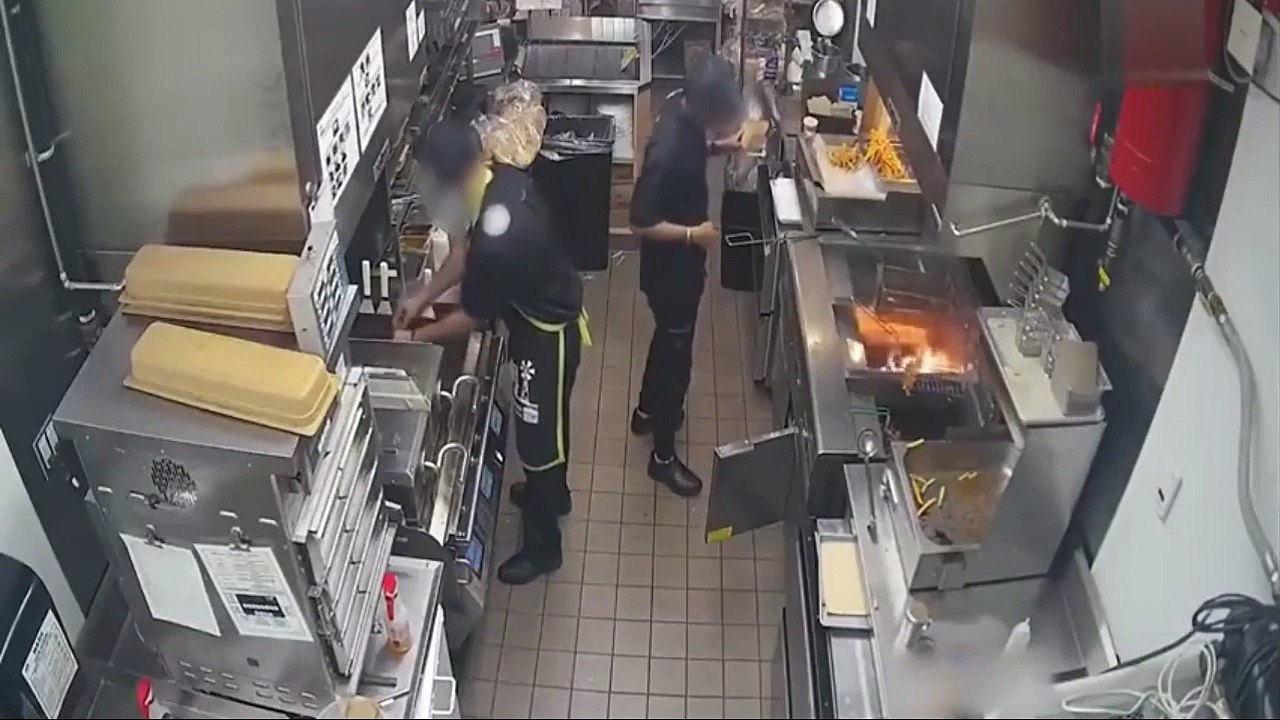 Un employé d'un fast-food a la mauvaise idée de jeter de la glace dans l'huile de la friteuse