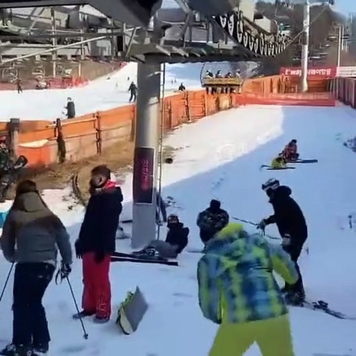 Un télésiège part brusquement en marche arrière et provoque la panique en Corée du Sud