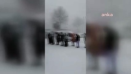 Ağlatan görüntüler... Eksi 5 derecede ucuz ekmek kuyruğu!