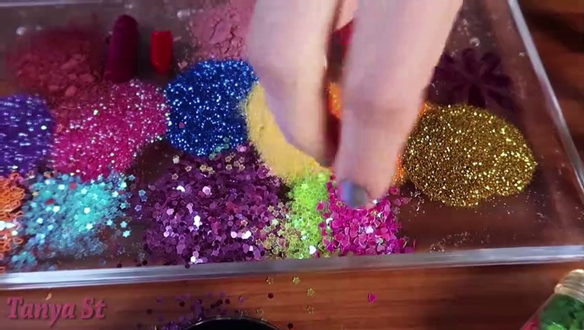 GLITTER SLIME, Mixing makeup and glitter into Clear Slime