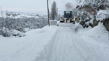 Karda mahsur kalan baba ve kızı kurtarıldı