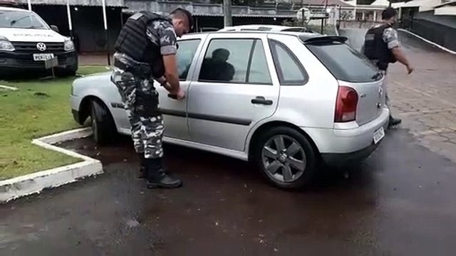 Dois jovens são detidos portando drogas em Cascavel