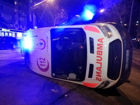İzmir'de otomobil ile çarpışan ambulans yan yattı: 3 yaralı