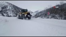Hastaya ulaşmak için 1 metre karda mücadele verdiler