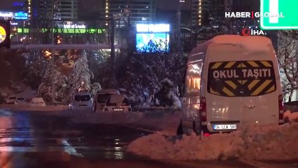 Kar yağışı nedeniyle TEM’de kalan araçlar alınmayı bekliyor