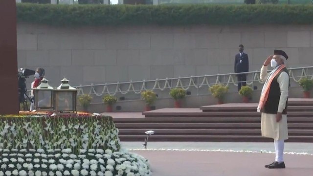 PM Modi pays tribute to martyrs at National War Memorial