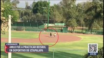 Captan a López Obrador jugando beisbol en Iztapalapa