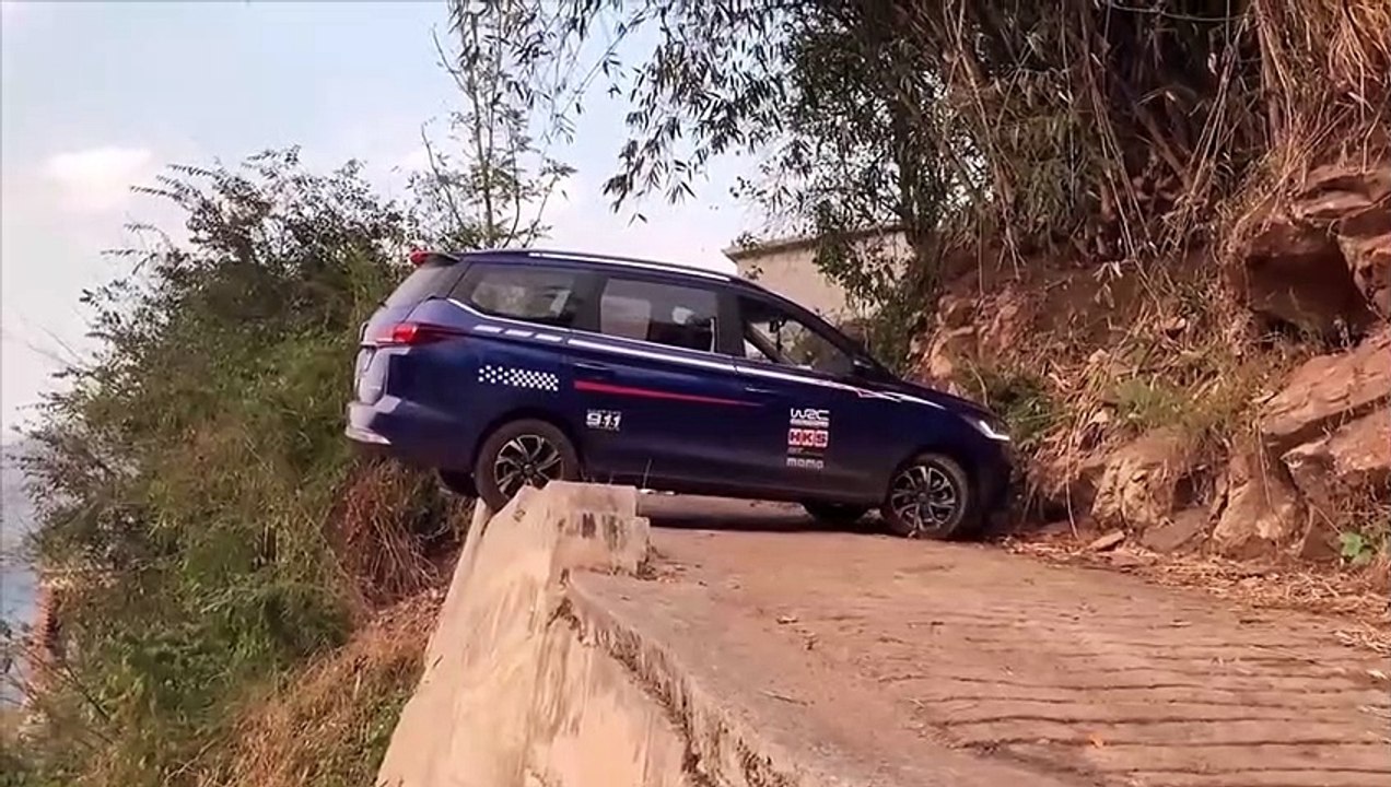 The driving expert demonstrates the very narrow road U-turn skills | Don't Imitate