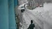 Bursa’da buzlanan yolda kayan araç ev ile yol arasındaki boşluğa düştü