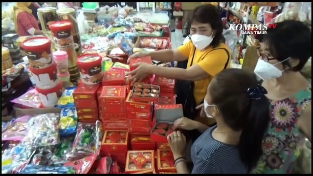 Jelang Imlek Warga Berburu Kue Khas Tionghoa di Pasar Atom