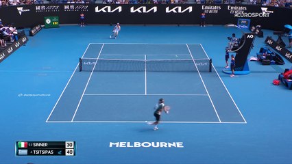 Tsitsipas était injouable : sa démonstration de force face à Sinner en vidéo