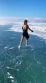 Milli sporcu İklim Şentunalı, buz tutan Çıldır Gölü'nde performans sergiledi