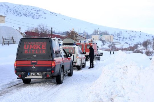Yolu kardan kapanan köyde zehirlenen anne ve 5 çocuğuna paletli ambulansla ulaşıldı