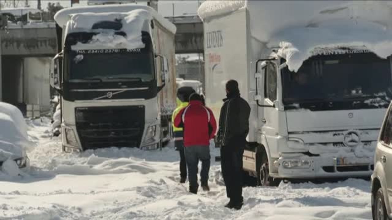 La nieve deja atrapadas a cientos de personas en Grecia y Turquía