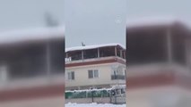 GAZİANTEP - Kar nedeniyle sundurmanın çökme anı kameraya yansıdı