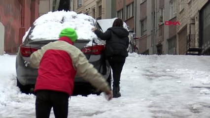 KAĞITHANE'NİN SOKAKLARI BUZ PİSTİNE DÖNDÜ; YOLU AÇMAYA GELEN KEPÇE BİLE KAYDI