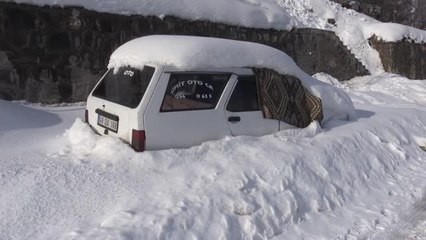 "Kara gömülen" evlerde yaşam sürüyor