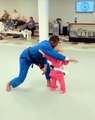 Une petite fille bat ce professeur d'art martiaux