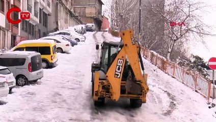 Kağıthane'nin sokakları buz pistine döndü; yolu açmaya gelen kepçe bile kaydı