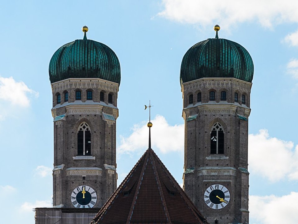 Massenexodus: kirchenaustritte überlasten die standesämter in bayern