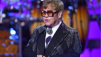 VOICI : Elton John : déjà affaibli, le chanteur de 74 ans annonce une mauvaise nouvelle