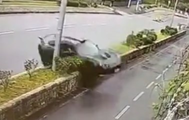 VÍDEO: destroza un lotus Exige contra una farola en plena recta
