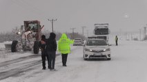 Malatya-Adıyaman kara yolu kar nedeniyle tır ve kamyon geçişine kapatıldı