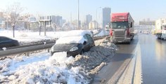 Yollar hala terk edilmiş araçlarla dolu