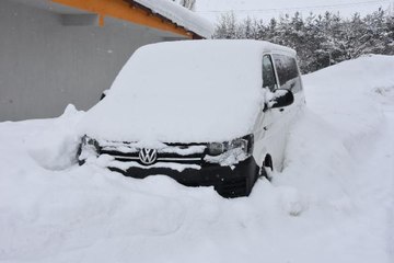BİTLİS'TE TEK KATLI EVLER VE ARAÇLAR KARA GÖMÜLDÜ