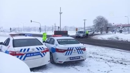 Trafik ekipleri çetin kış şartlarında mesai yapıyor