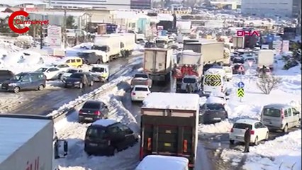 Hadımköy'de kar esareti sürüyor