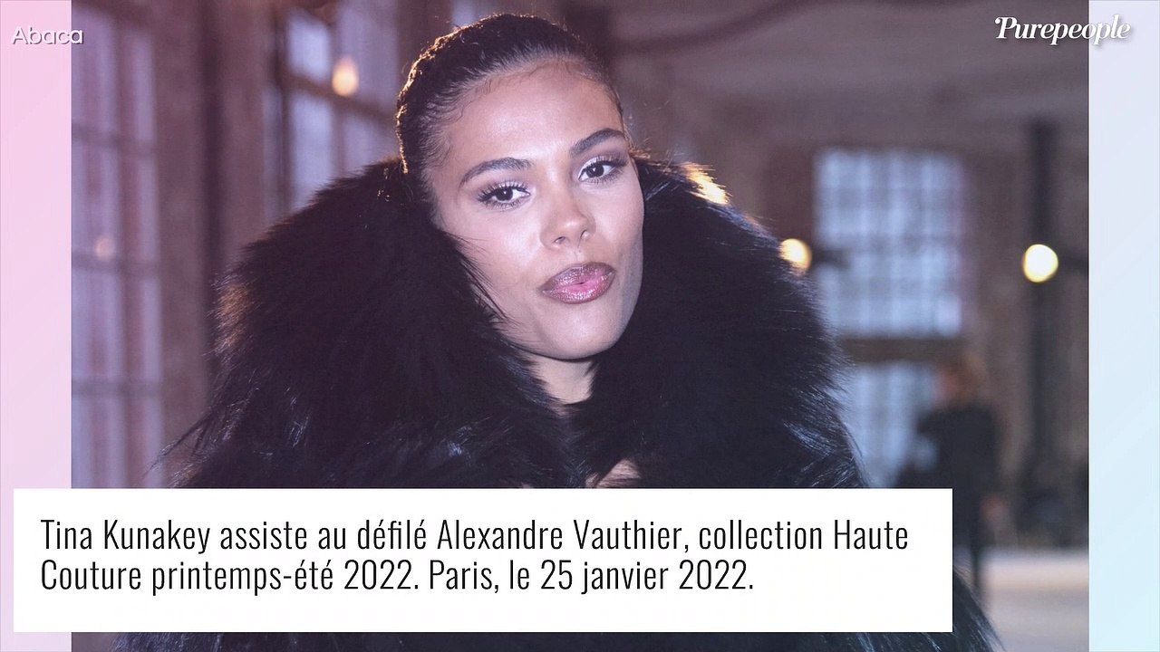 Tina Kunakey se la joue yéti chic : emmitouflée, elle brave le froid pour la Fashion Week de Paris