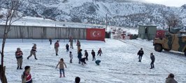 Son dakika haberleri! JANDARMA, KARAKOL ÖNÜNDE ÇOCUKLARLA KAR TOPU OYNADI, KARDAN ADAM YAPTI