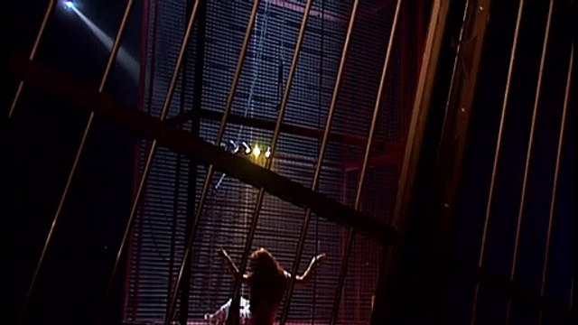 Julie Zenatti chante La monture dans la comédie musicale Notre Dame de Paris