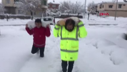 KAR NEDENİYLE EVDEN ÇIKAMAYANLARA GIDA VE YAKACAK YARDIMI