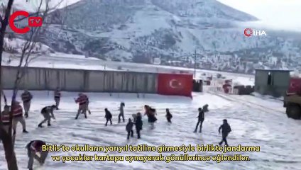 Jandarma ile çocuklar kıyasıya kartopu oynadı