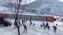 Jandarma personeli çocuklarla kar topu oynadı