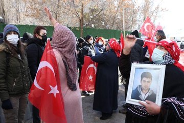 EVLAT NÖBETİNDEKİ ANNEDEN KIZINA TESLİM OL, O HAİNLERE GÜVENME