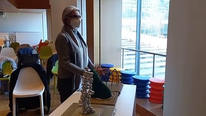 Mari Carmen García se reencuentra con sus obras favoritas del Guggenheim tras perder la vista