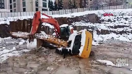 Ataşehir'de kepçe suya gömüldü, operatör hayatını kaybetti