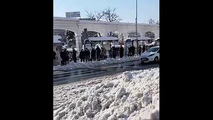 Yurttaşlar kara rağmen ucuz ekmek için kuyrukta!